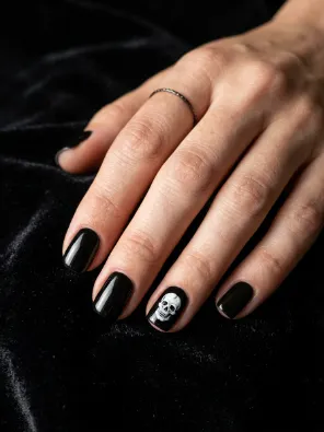Skull accent nails